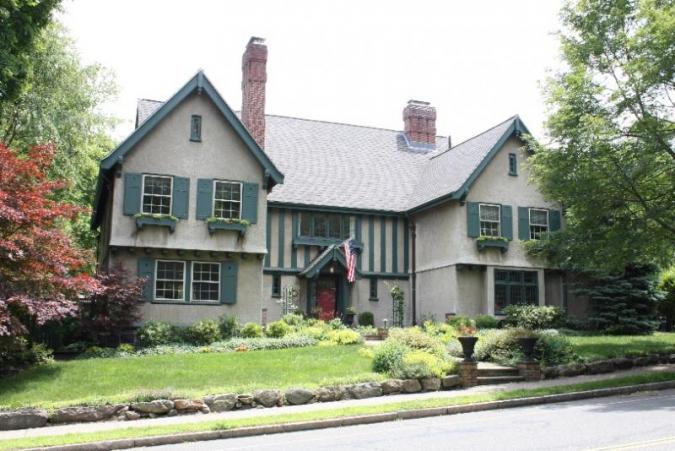 Ticknor-Farnham House at 200 Common Street